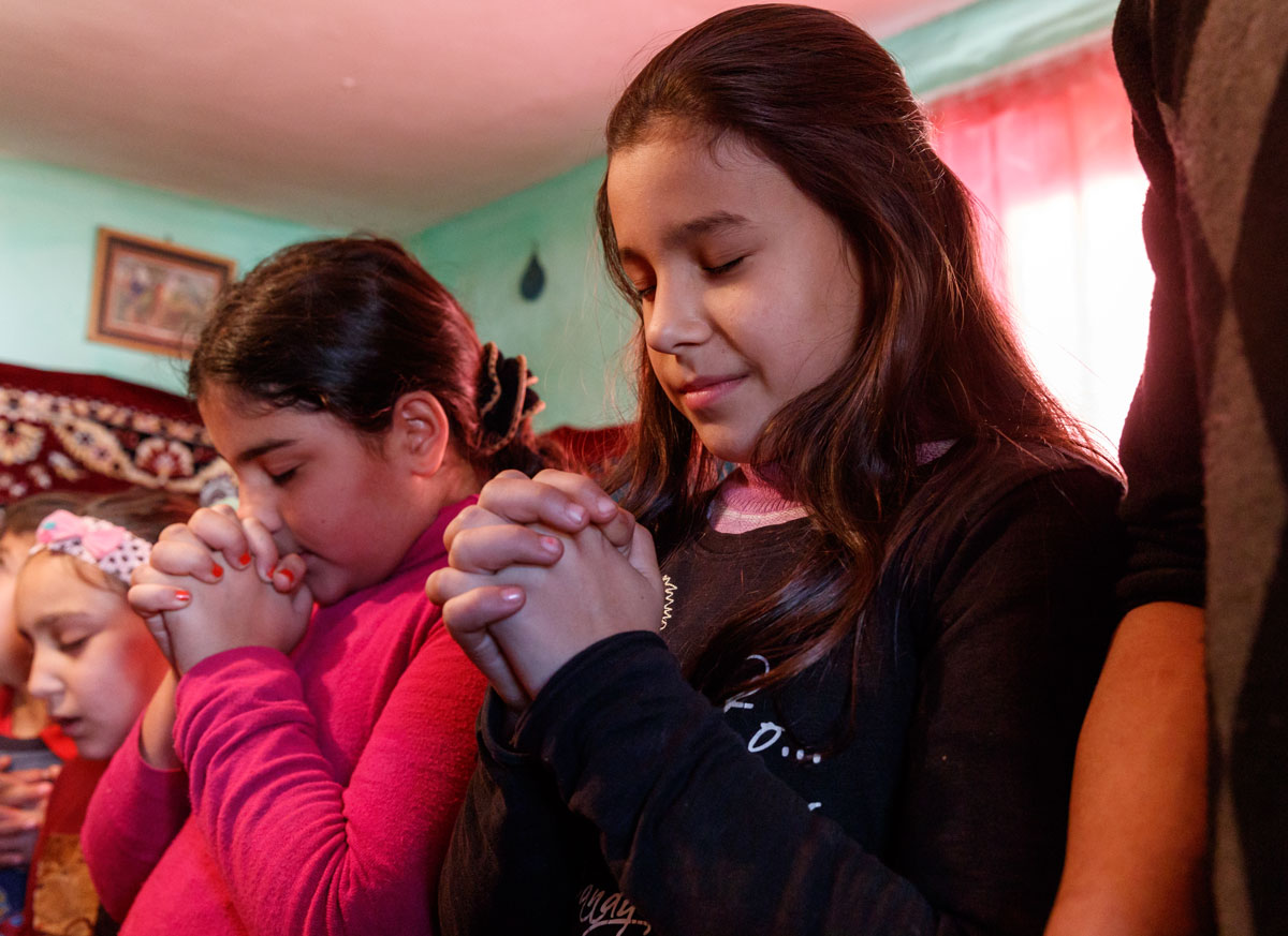 Romania - girls praying